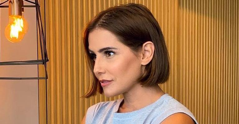 Deborah Secco arranca suspiros com clique sexy na piscina e marido comenta: ”Estou chegando”