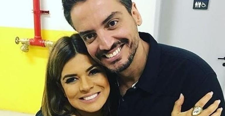 Mara Maravilha aposta em biquíni preto para aproveitar piscina com Leo Dias e Antônia Fontenelle