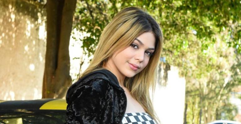 Melody aparece com look ousado e seguidores especulam sobre namoro com Mc