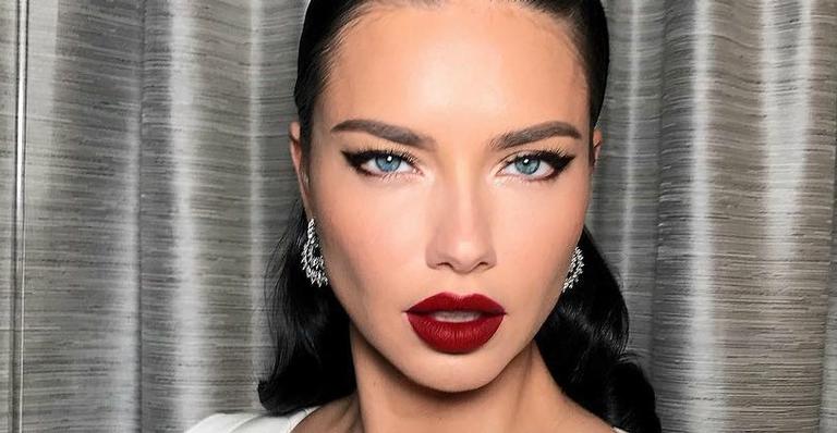 Adriana Lima tira o fôlego dos fãs ao surgir completamente nua segurando buquê de rosas