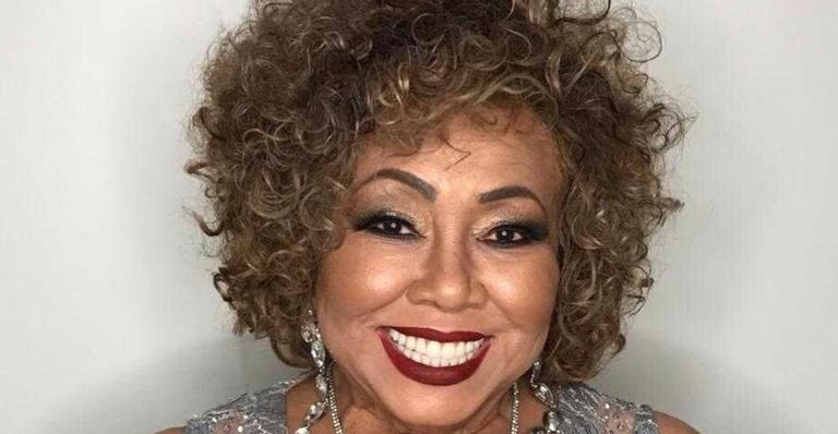 Alcione tropeça, cai da escada rolante e é retirada de aeroporto em cadeira de rodas