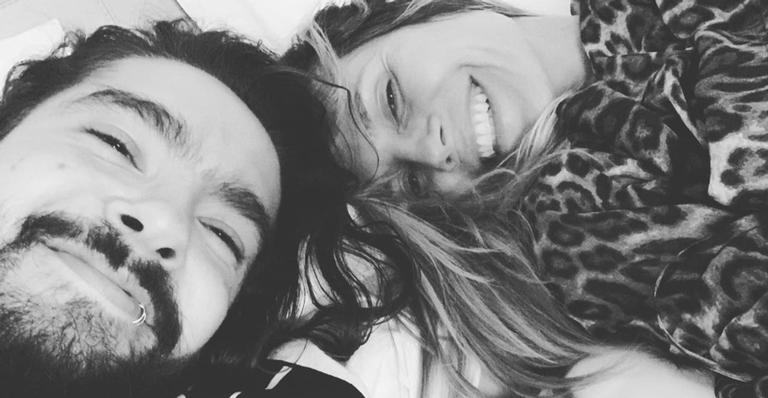 Heidi Klum é flagrada em momento quente com Tom Kaulitz no mar da Itália