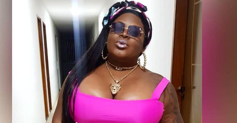 Quase mostra demais! Jojo Todynho dispensa lingerie e mostra resultado de cirurgia plástica