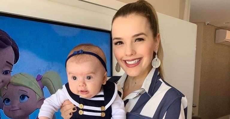 Explodindo o fofurômetro! Thaeme celebra 4 meses de Liz com flores coloridas: ”Amor da minha vida”