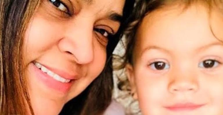 Preta Gil compartilha o momento em que a neta desfila de salto alto: ”Escolheu o dela”