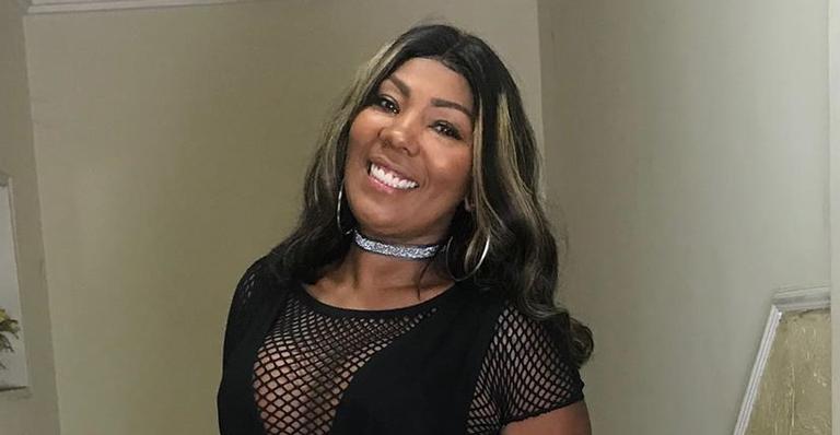 Mãe de Ludmilla aparece agarradinha com o namorado e se declara: ”Amor meu”
