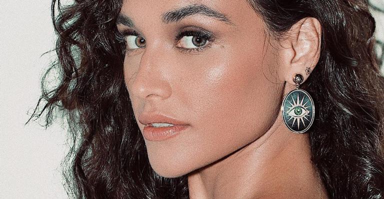 Débora Nascimento revela que já beijou outras mulheres e ressalta: ‘’Solteira não é sozinha’’ 