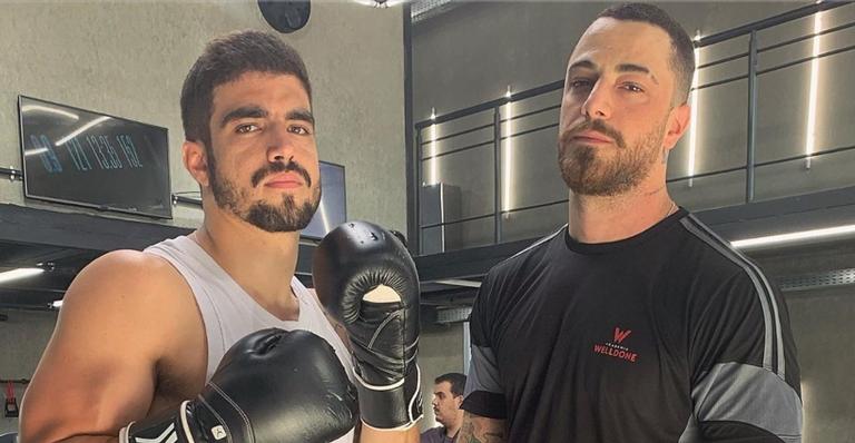 Sensualidade em dose dupla! Felipe Titto e Caio Castro posam juntos sem camisa e elevam a temperatura