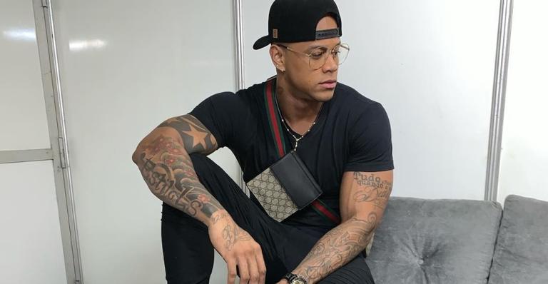 Leo Santana divide opiniões na web ao postar foto do pai em cadeira de rodas