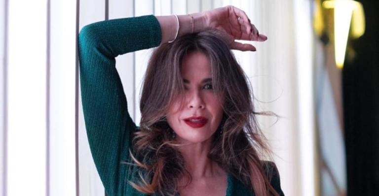 Sexy! Com as pernas totalmente de fora, Luciana Gimenez arranca suspiros de internautas