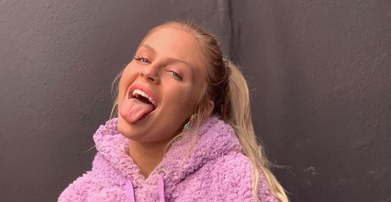 Pouca roupa e muita sensualidade! Luísa Sonza divulga seu novo clipe ”Fazendo Assim”