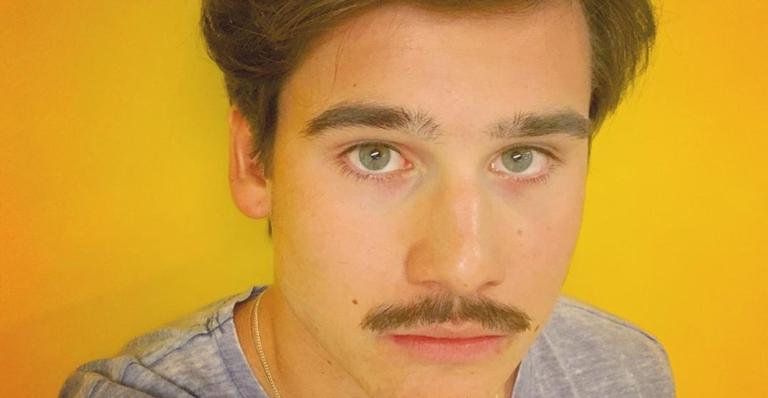 Nicolas Prattes exalta beleza da mãe e a compara com atriz de Hollywood