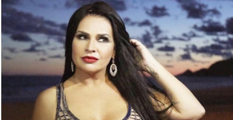 Sem roupa, Solange Gomes exagera no Photoshop do bumbum e dispara: ”Quem nunca?”