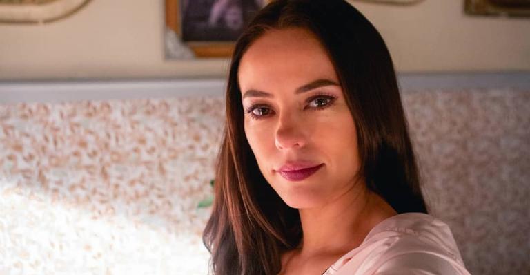 Vivi Guedes deixa pernas à mostra, posa com jaqueta de Chiclete e fãs detonam look