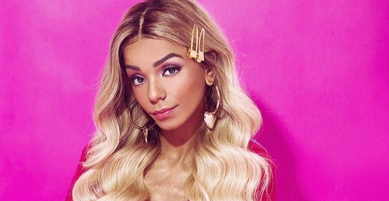 Namorada de Ludmilla surge seminua e deixa tatuagem estratégica à mostra: ”Loucura”