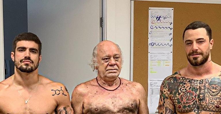 Tonico Pereira rouba a cena em foto sem camisa com Caio Castro e Felipe Titto: ”Tanquinho”