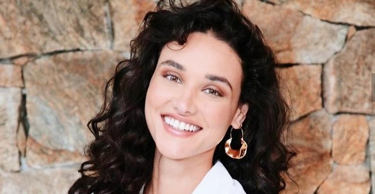 Solteira, Débora Nascimento entrega que não dispensa namoro com mulher: ”Me apaixono pela pessoa”