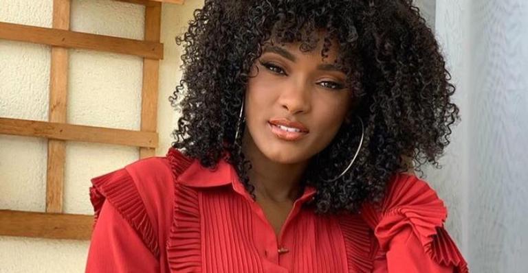 Erika Januza faz desabafo na web e fala sobre axilas escuras: ”Me incomodam”