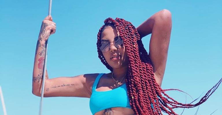 Sensual! Ludmilla posa de costas e coloca o bumbum para jogo