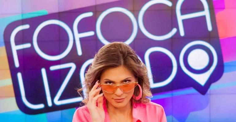 Sexy! Nos bastidores de ‘Fofocalizando’, Lívia Andrade aparece decotadíssima e sem sutiã