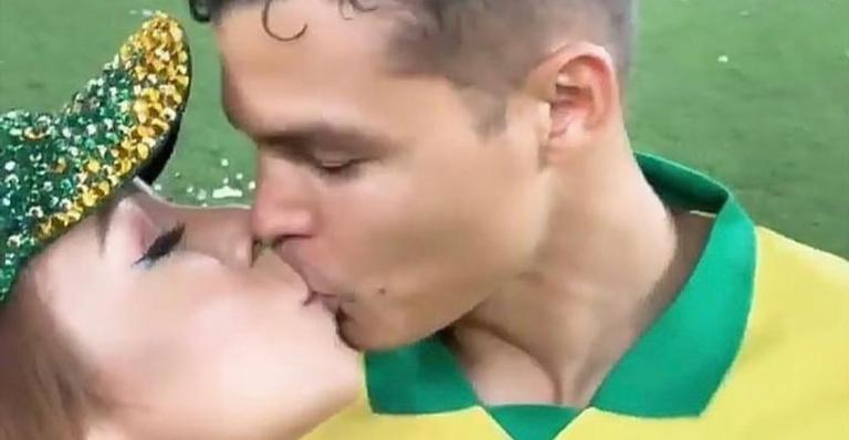 Thiago Silva e esposa aparecem em lembrança antiga e mudança do casal choca a web