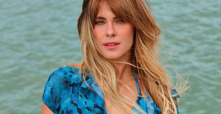 Aos 40 anos e mãe de dois filhos, Carolina Dieckmann posa de biquíni e deixa corpão à mostra  