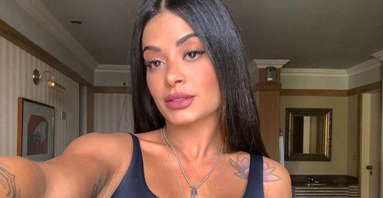 Em cenário espetacular, Aline Riscado posa de biquíni e exibe bumbum empinado