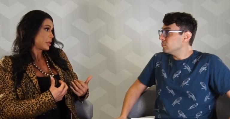 Comendo 30 ovos por dia, Gracyanne Barbosa equilibra garrafa no bumbum e impressiona