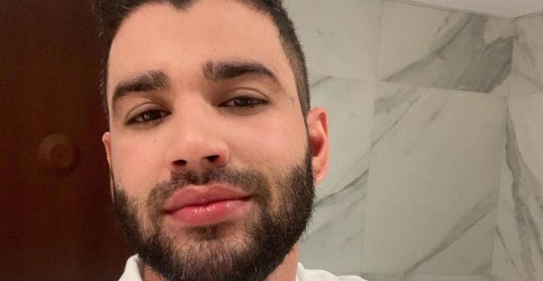 Banho de sol! De sunga e sem camisa, Gusttavo Lima leva bronca da esposa: ”Que?”