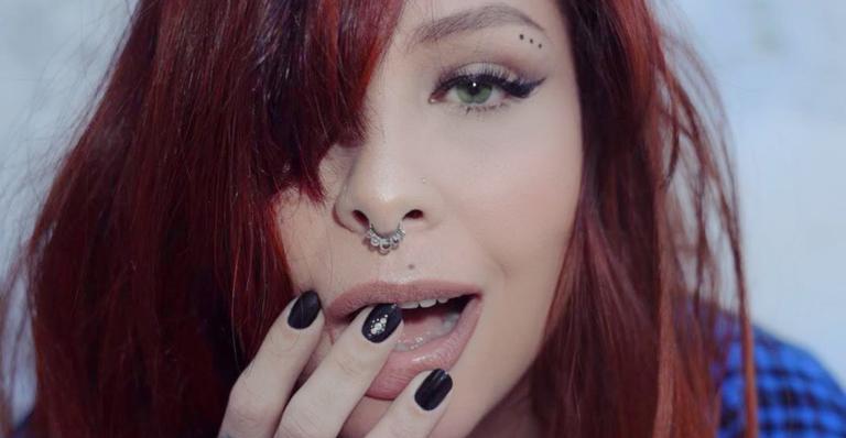 Aos 41 anos, Pitty surge em clique raro de lingerie e exibe bumbum 