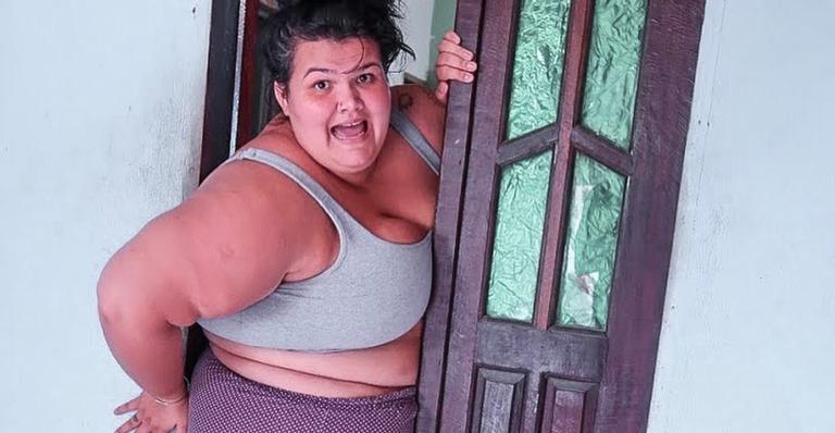 Thaís Carla surge de biquíni na praia e faz desabafo: ‘’O corpo perfeito é o que você já tem’’ 