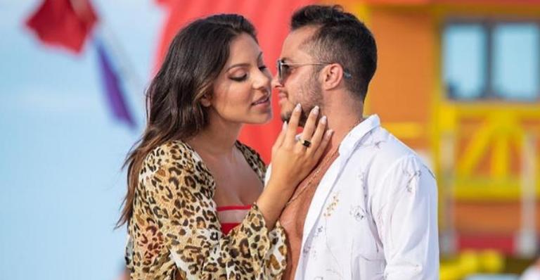 Thammy Miranda surge em momento íntimo com a esposa e celebra 5 meses de gestação 