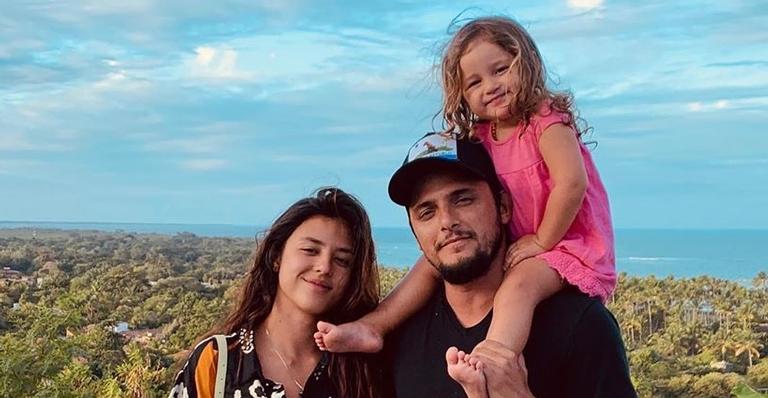 Longe do luxo e fama, Yanna Lavigne e Bruno Gissoni se aventuram em viagem de kombi pelo Brasil