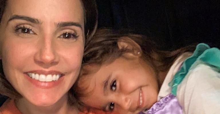 Ao lado de Maria Flor, Deborah Secco ostenta corpão em parque famoso de Porto das Dunas
