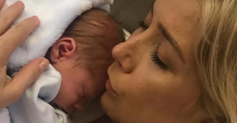 Luiza Possi encanta seguidores ao lançar olhar apaixonado para o filho: ”Cumplicidade”