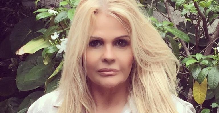 UAU! Monique Evans posa ousada e web vai ao delírio