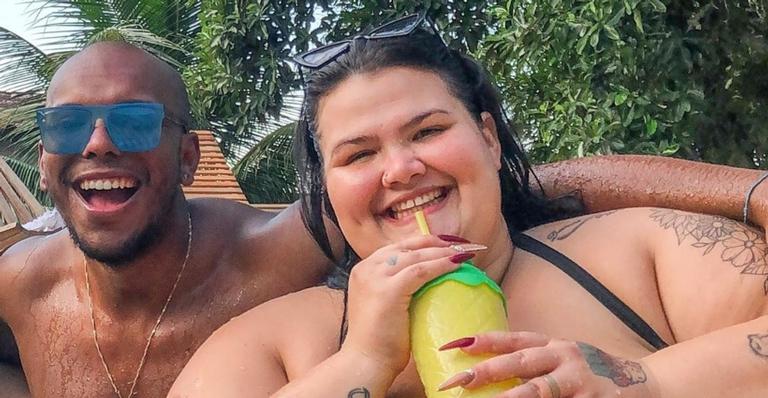 De biquíni, Thais Carla curte momento romântico com o marido em praia da Bahia