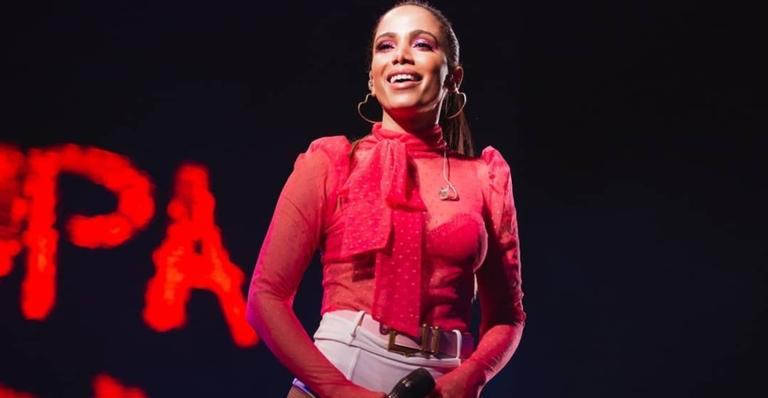 Poderosa! Com calcinha jeans, Anitta rebola e sensualiza em Festival