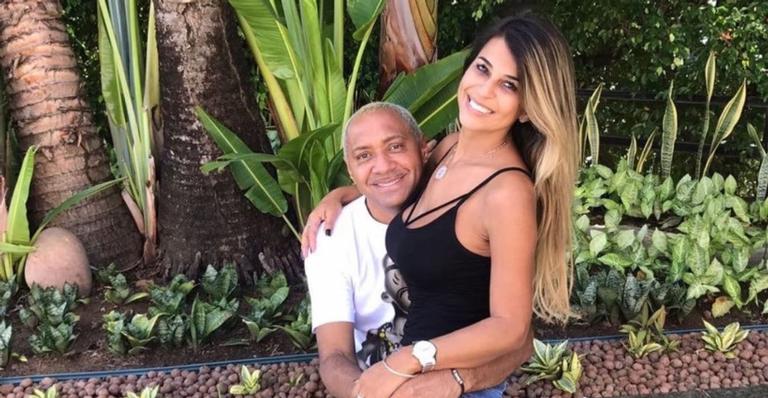 Boa forma! Aos 41 anos, esposa de Tiririca coloca o corpão para jogo e posa de biquíni