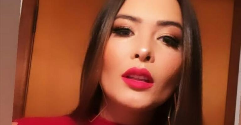 Sexy! Geisy Arruda posa com lingerie sensual e deixa web babando