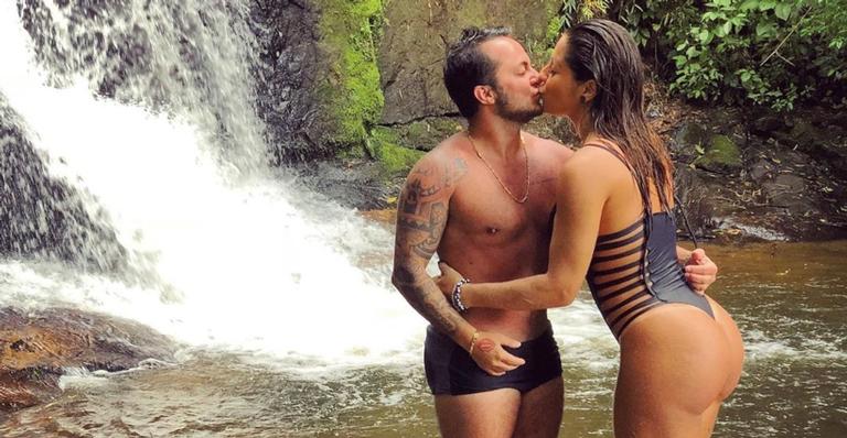 Andressa Ferreira surge em cima de Thammy Miranda e faz mistério: ”Adivinhem”