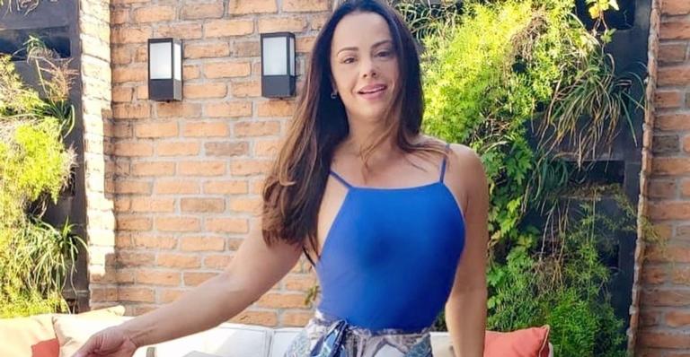 Que calor! Viviane Araújo posa com as pernas de fora e eleva temperatura da web