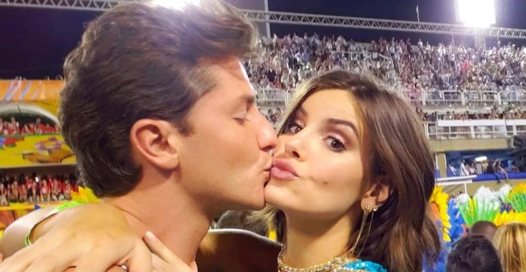 Camila Queiroz e Klebber Toledo comemoram um ano de casados em viagem de lua de mel