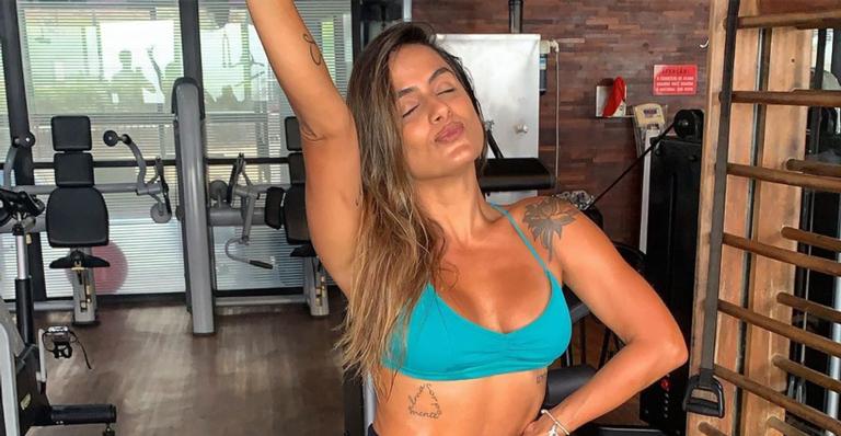 Que calor! Carol Peixinho sensualiza na praia com maiô marcadíssimo