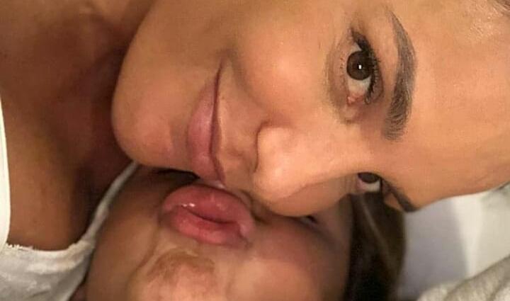 De cabelos longos, filho de Ivete Sangalo impressiona pela semelhança com a cantora: ”É a Ivete de calça”