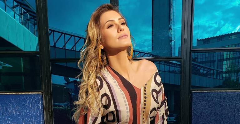 Sexy! Lívia Andrade abusa no decotão e dispensa sutiã