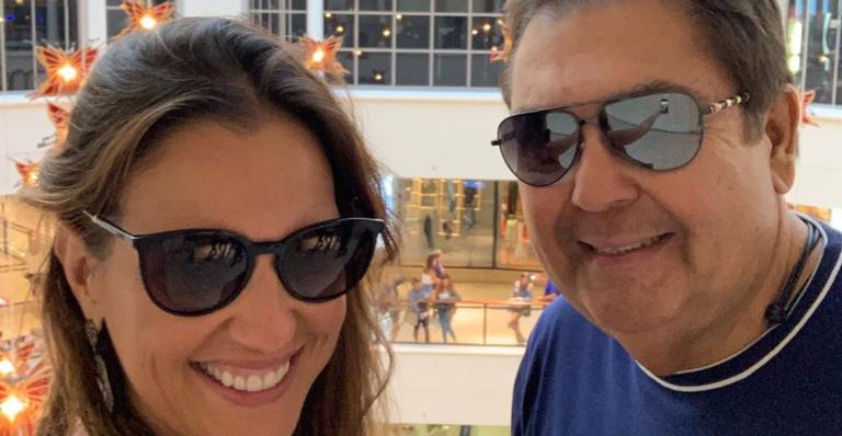 Esposa de Faustão, Luciana Cardoso, aparece na Europa com o filho e semelhança choca web