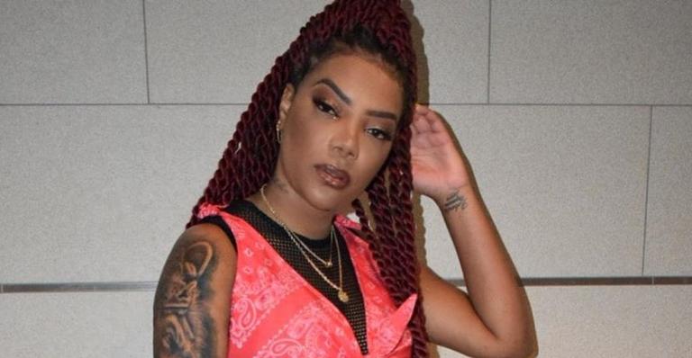 Ludmilla recebe uma bolada em show e revida quem a atacou