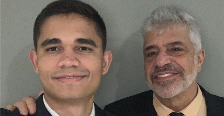 Lulu Santos posta foto inédita beijando marido e rebate críticas sobre homofobia: ”Não precisamos lidar”