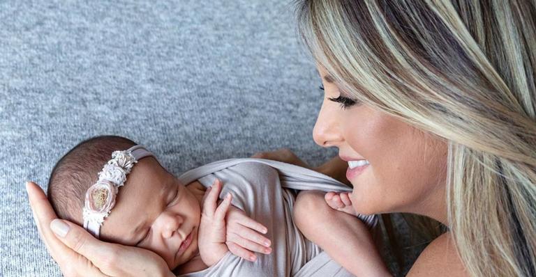 Mãe e filha! Ticiane Pinheiro compartilha momento íntimo com a bebê